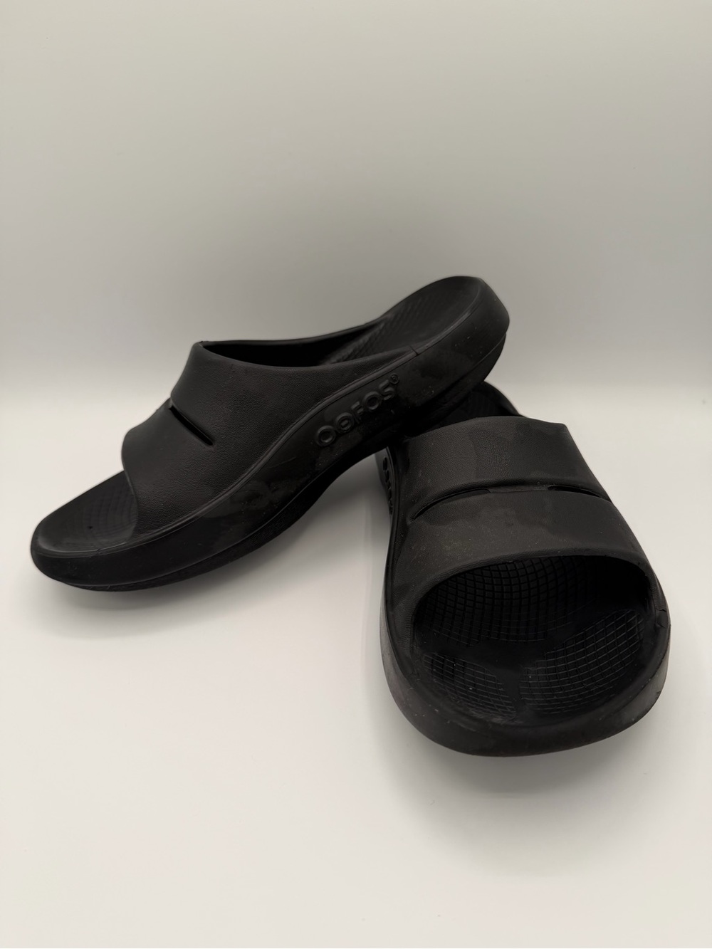 OOFOS Women's Black Athletic Recovery Sandals